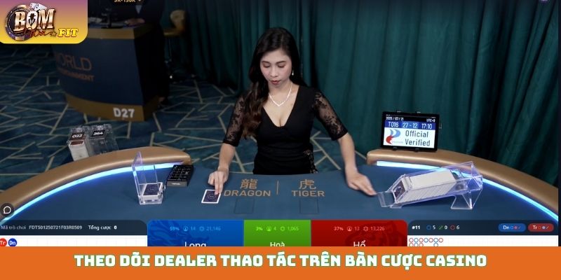 Theo dõi dealer thao tác trên bàn cược casino